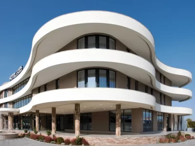 نمای سفید و منحنی هتل Royal Residence؛ نمونه کاربرد آکواپنل، منبع کناف
